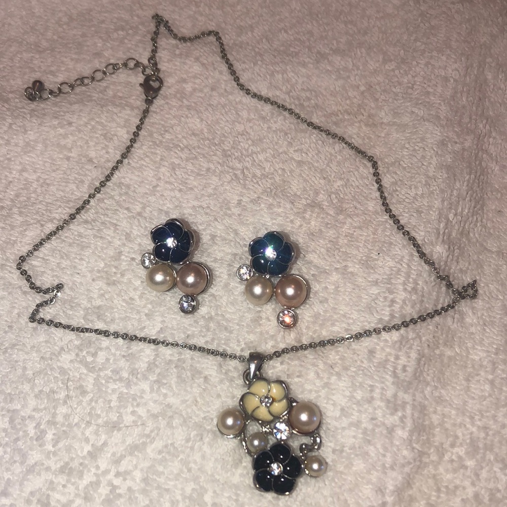 Flower necklace and earrings set in silver, black, pearls and gems